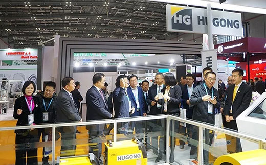 甘肃省天水市常务副市长莅临不朽情缘意大利CEA展位